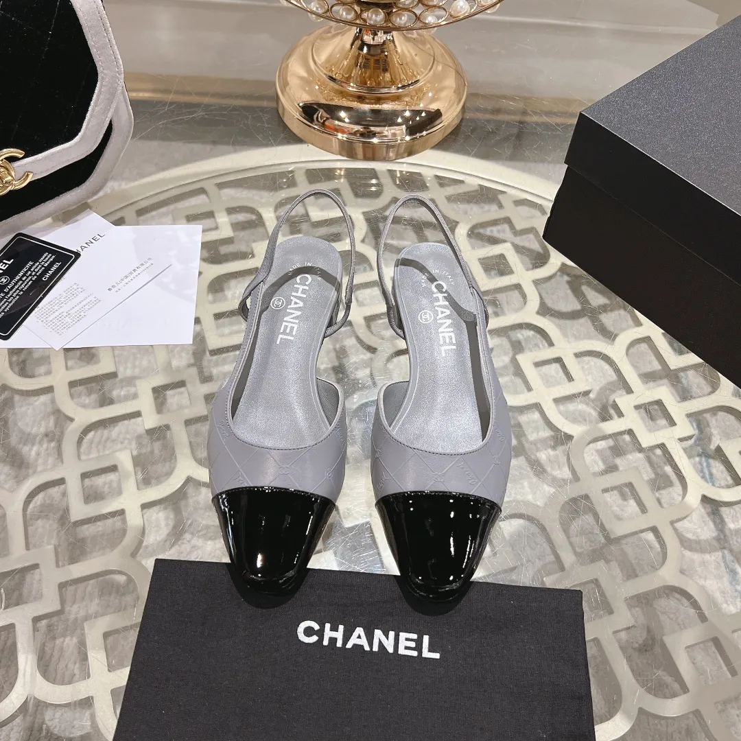 👟👟Ex-factory price 540👟👟 CHANEL Xiangjia 24vs spring and summer new fashion sandals series... Chanel is a very comprehensive noble fashion lifestyle brand. The same models are sold by major fashion bloggers and celebrities in Hong Kong, the United States, and other countries. They are simply beautiful. I fall in love with elegance and the playful sense of the future. I want to own them right away just by looking at them. But you can really think about a pair of exquisite high heels. This series is specially designed for extraordinary and indifferent ladies to create a unique overall effect. CHANEL designs products that inspire women to move forward and highlight their charm... 1️⃣Material: Original customized patent leather + imported sheepskin 2️⃣Inner lining: Original customized imported sheepskin 3️⃣Feet: Original customized imported sheepskin 4️⃣Outsole: Genuine leather sole imported from Italy 5️⃣Heel height: 2.5cm/6.5cm/9cm 6️⃣Number: 34-43 (34.40.41.42.43 customization is not returnable) 7️⃣Packaging: The latest and exquisite full set of packaging at the counter
